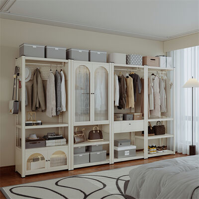 Armadietto metallico progettato per l'ottimizzazione dello spazio, con ripiani regolabili, struttura robusta e meccanismo di blocco