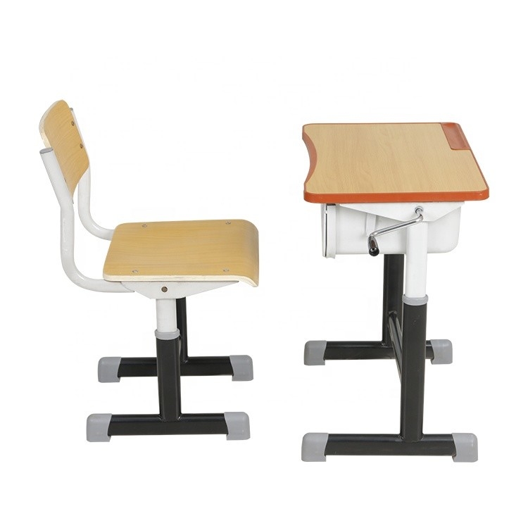 Scrittori e sedie ergonomici dell'aula del compensato