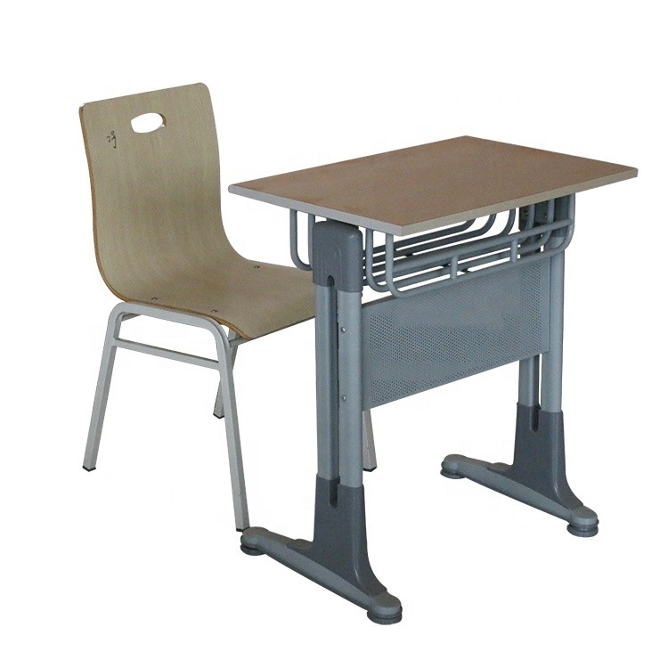 Tabella e sedie regolabili della scuola primaria di altezza di legno